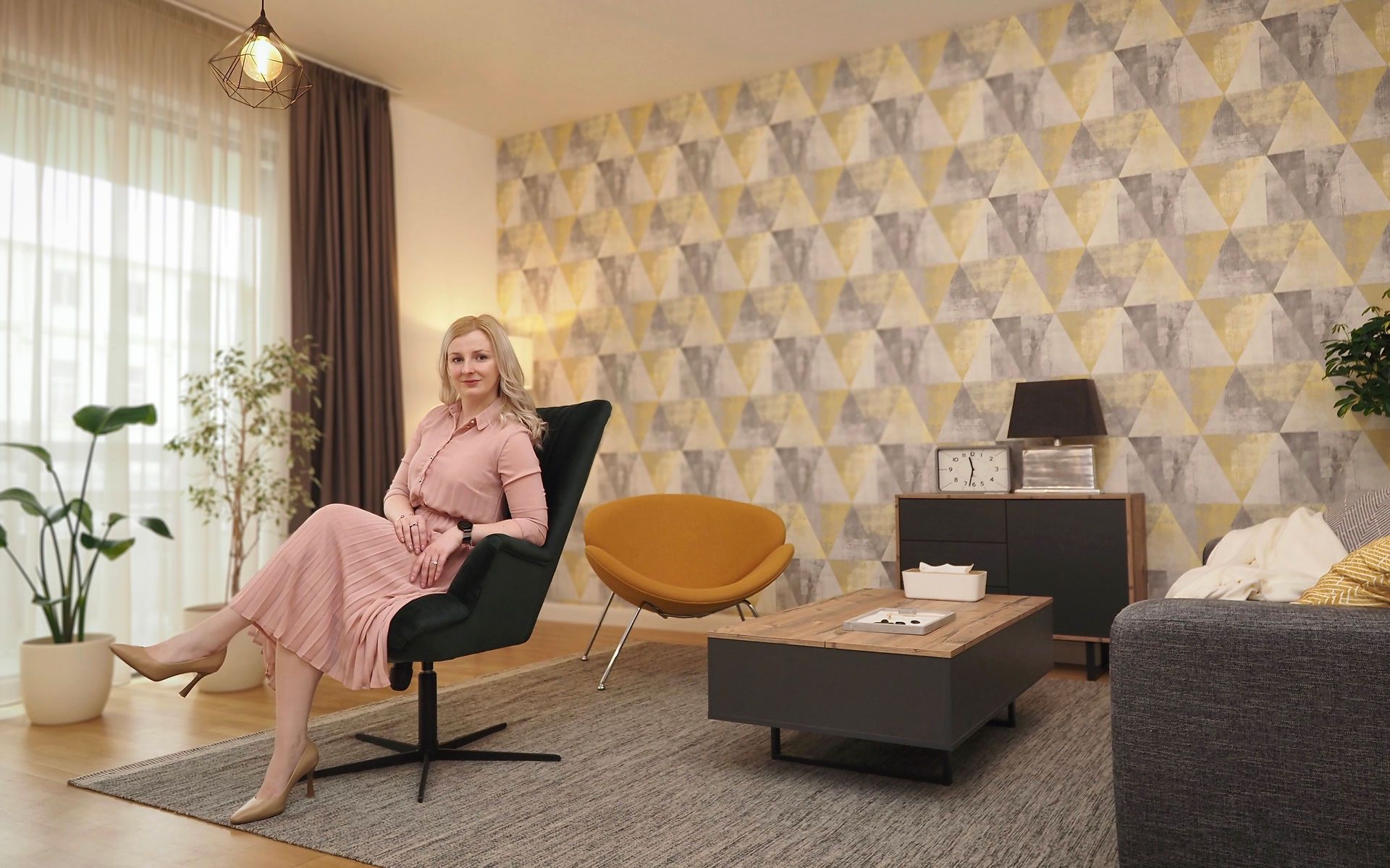 Hartman Cynthia a Lehet. tanácsadó iroda nyugodt, természetes fényű enteriőrjében